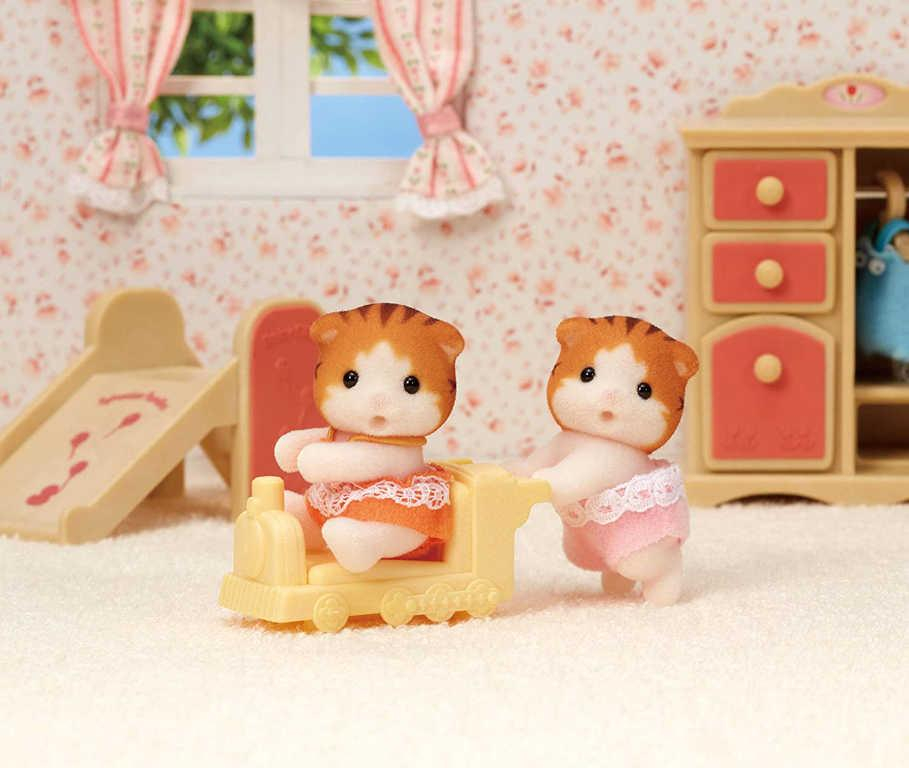 Sylvanian Families herní set Javorové kočky dvojčata + mašinka v krabici
