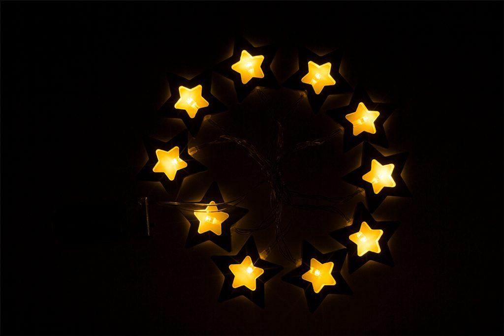 Světelný řetěz, dřevěná hvězda s 10 teplými bílými LED a časovačem