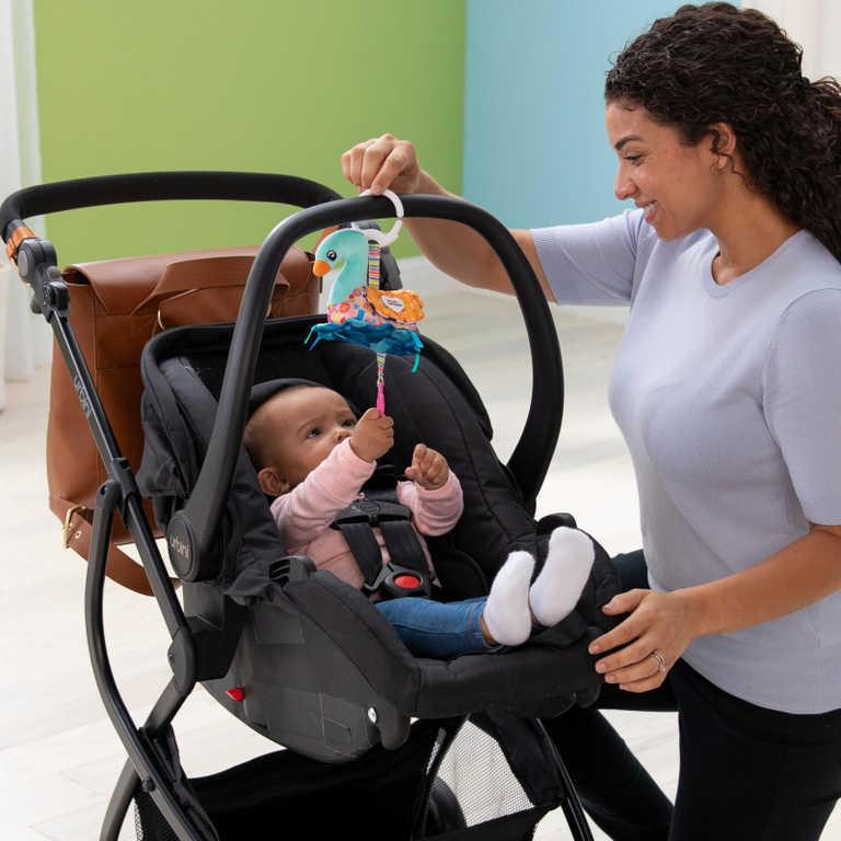 ds25441146_lamaze_baby_zavesna_labut_sarka_textilni_sustici_s_kousatkem_pro_miminko_1