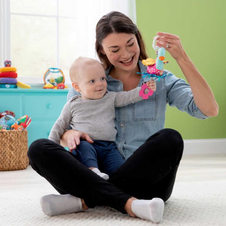 ds25441146_lamaze_baby_zavesna_labut_sarka_textilni_sustici_s_kousatkem_pro_miminko_2