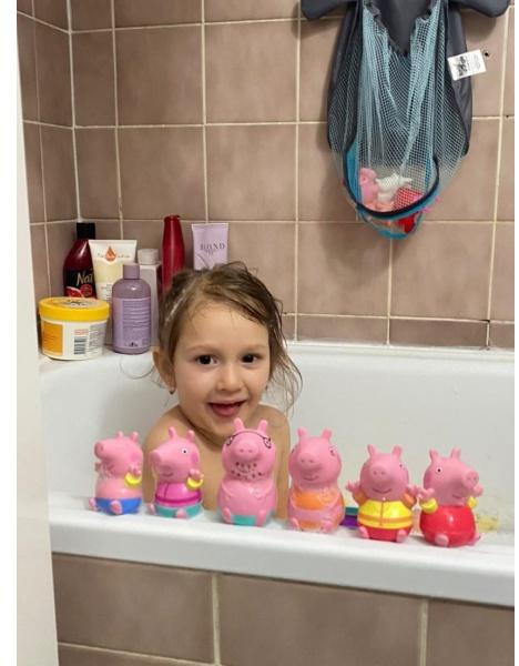 ds32146815_toomies_prasatko_peppa_pig_tatinek_a_tom_strikajici_hracky_do_vody_6