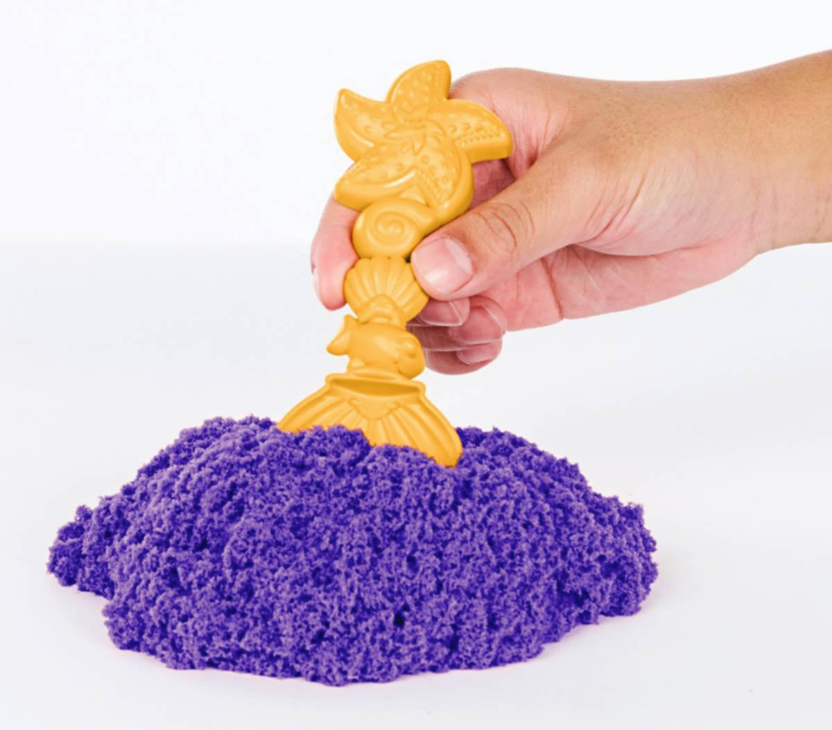 ds33346491_spin_master_kinetic_sand_fialovy_450g_tekuty_pisek_s_podlozkou_a_nastroji_1