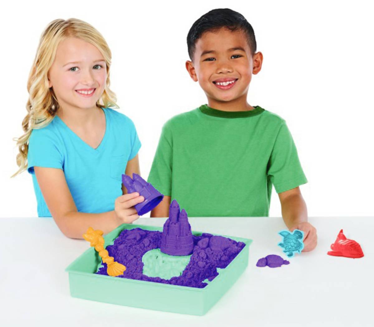 ds33346491_spin_master_kinetic_sand_fialovy_450g_tekuty_pisek_s_podlozkou_a_nastroji_3