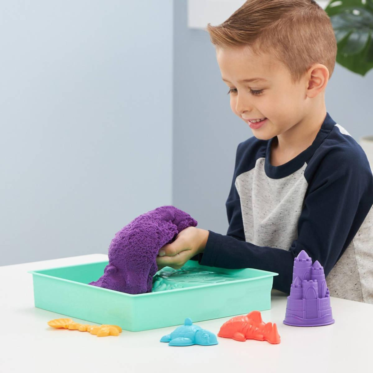 ds33346491_spin_master_kinetic_sand_fialovy_450g_tekuty_pisek_s_podlozkou_a_nastroji_6