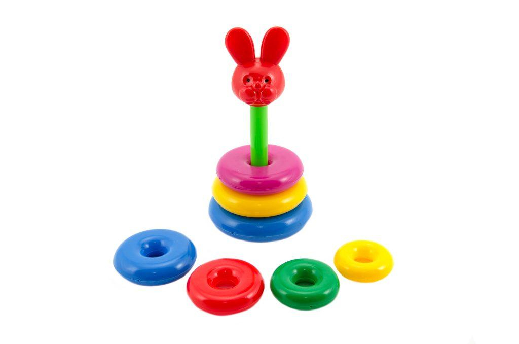 Skládačka pyramida s kroužky plast 24cm asst 2 druhy v síťce od 12 měsíců