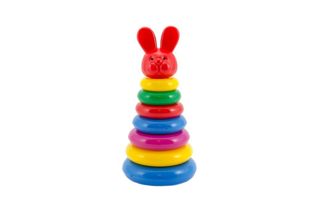 ds39753672_skladacka_pyramida_s_krouzky_plast_24cm_asst_2_druhy_v_sitce_od_12_mesicu_1