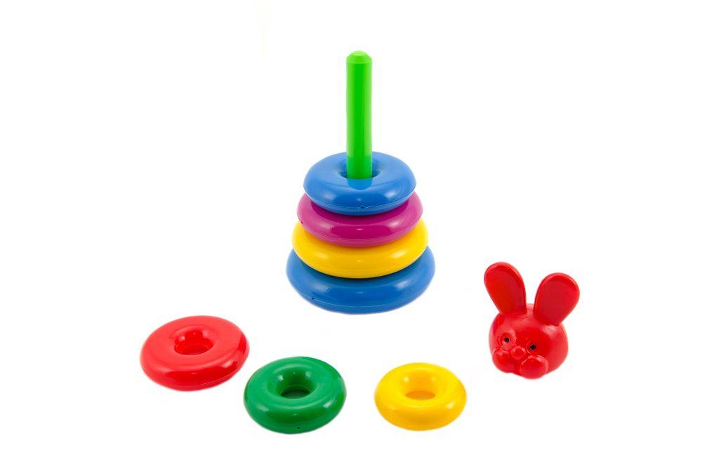 ds39753672_skladacka_pyramida_s_krouzky_plast_24cm_asst_2_druhy_v_sitce_od_12_mesicu_2