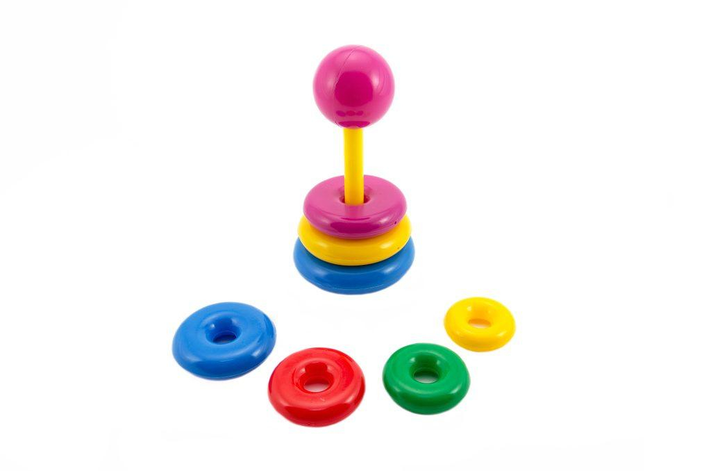 ds39753672_skladacka_pyramida_s_krouzky_plast_24cm_asst_2_druhy_v_sitce_od_12_mesicu_3
