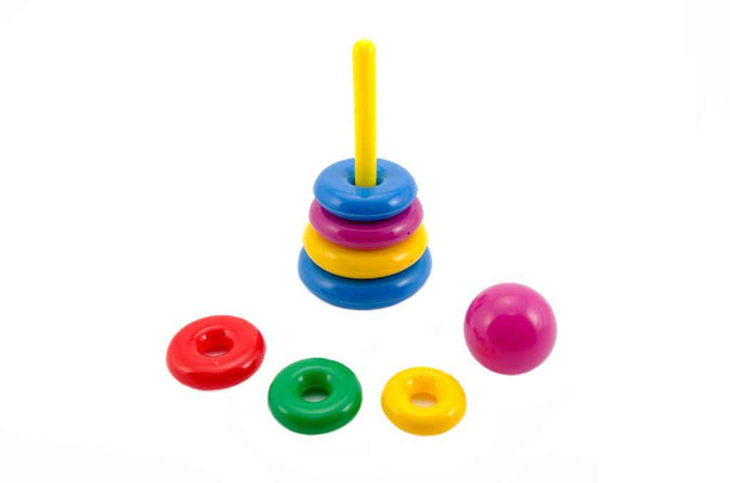 ds39753672_skladacka_pyramida_s_krouzky_plast_24cm_asst_2_druhy_v_sitce_od_12_mesicu_5