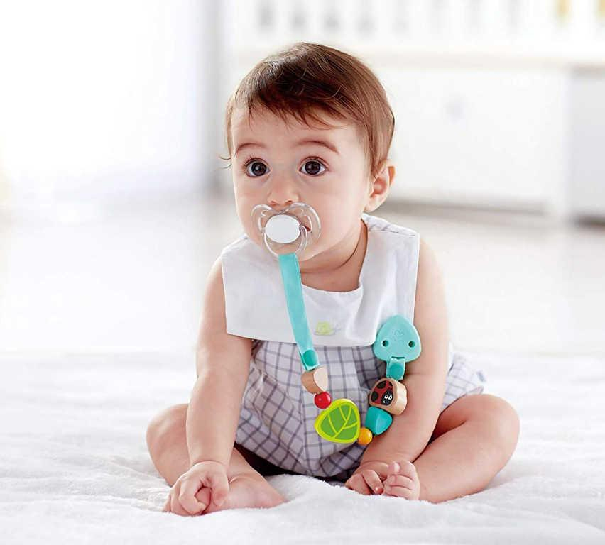HAPE DŘEVO Baby závěs na dudlík beruška s korálky pro miminko