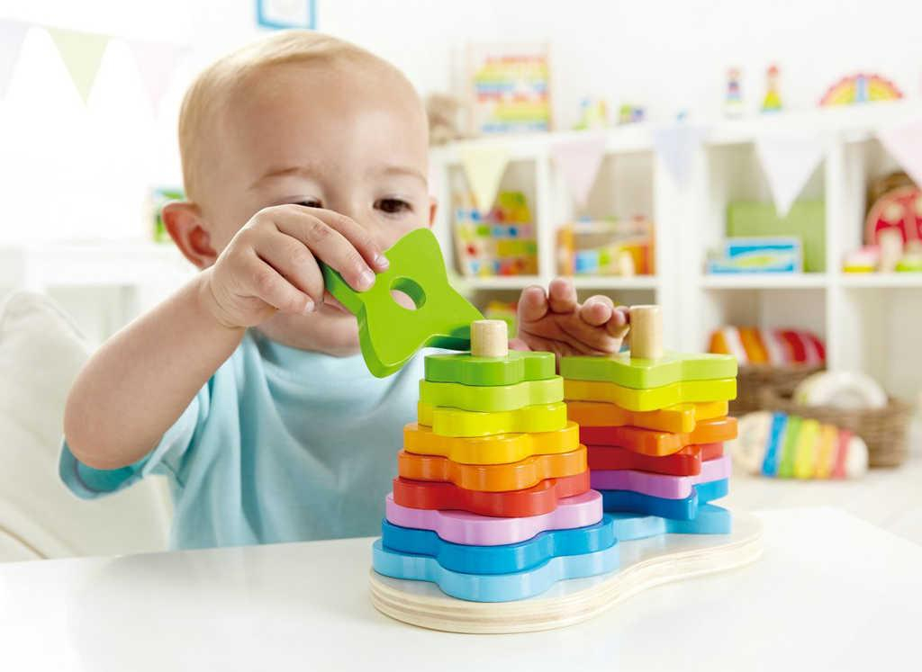 HAPE DŘEVO Baby duha skládací navlékací tvary na tyči *DŘEVĚNÉ HRAČKY*