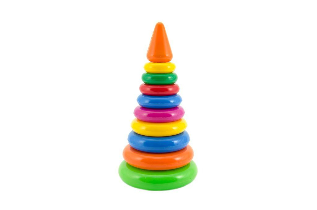 Skládačka pyramida s kroužky plast 28cm asst 2 druhy v síťce od 12 měsíců