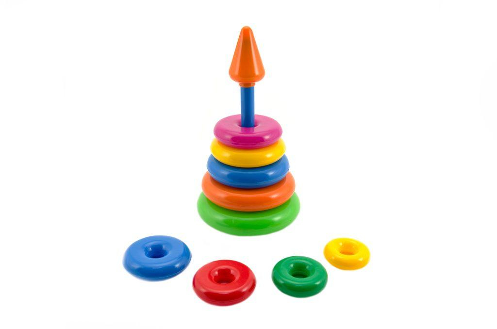 ds57324924_skladacka_pyramida_s_krouzky_plast_28cm_asst_2_druhy_v_sitce_od_12_mesicu_1