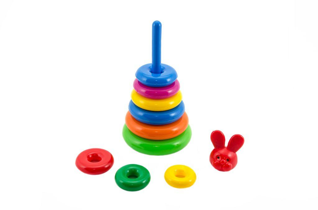 ds57324924_skladacka_pyramida_s_krouzky_plast_28cm_asst_2_druhy_v_sitce_od_12_mesicu_2