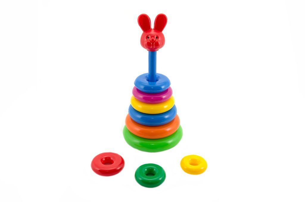 ds57324924_skladacka_pyramida_s_krouzky_plast_28cm_asst_2_druhy_v_sitce_od_12_mesicu_6