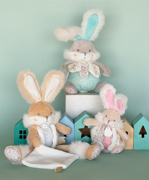 Doudou Hračka zajíček s chrastítkem a úchytem na dudlík 21 cm růžová