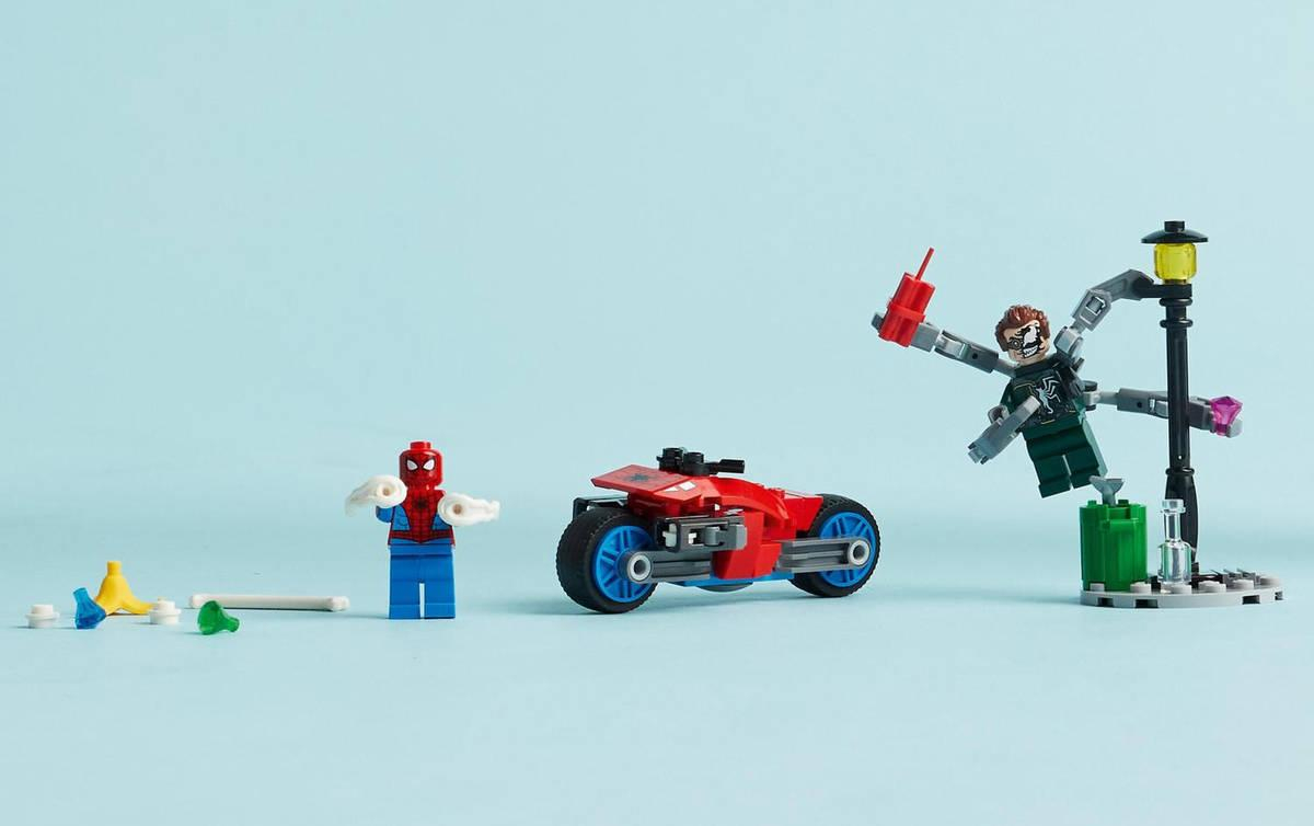 LEGO MARVEL Honička na motorce: Spiderman vs. Doc Ock 76275 STAVEBNICE