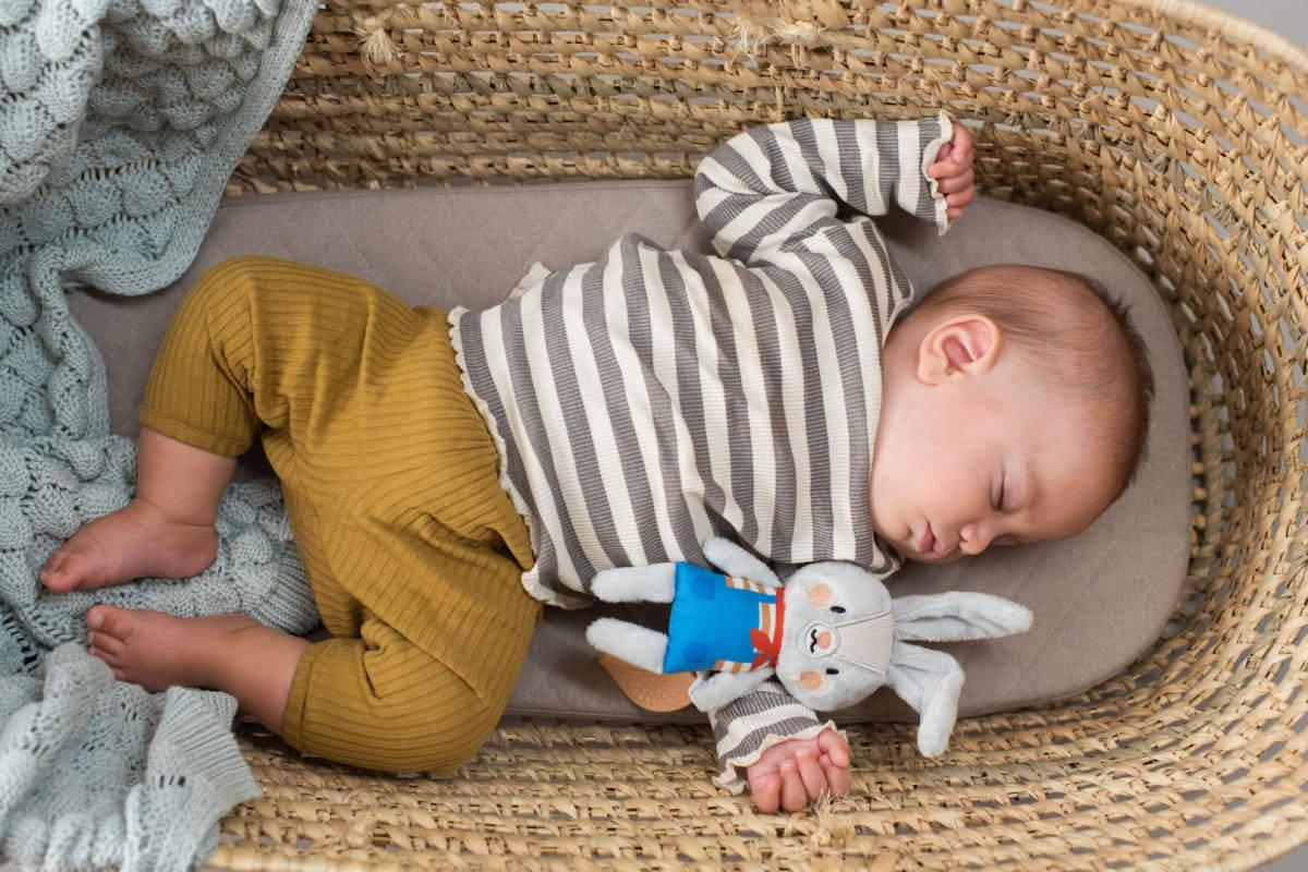 TAF TOYS PLYŠ Baby králíček Rylee závěsné chrastítko a kousátko pro miminko
