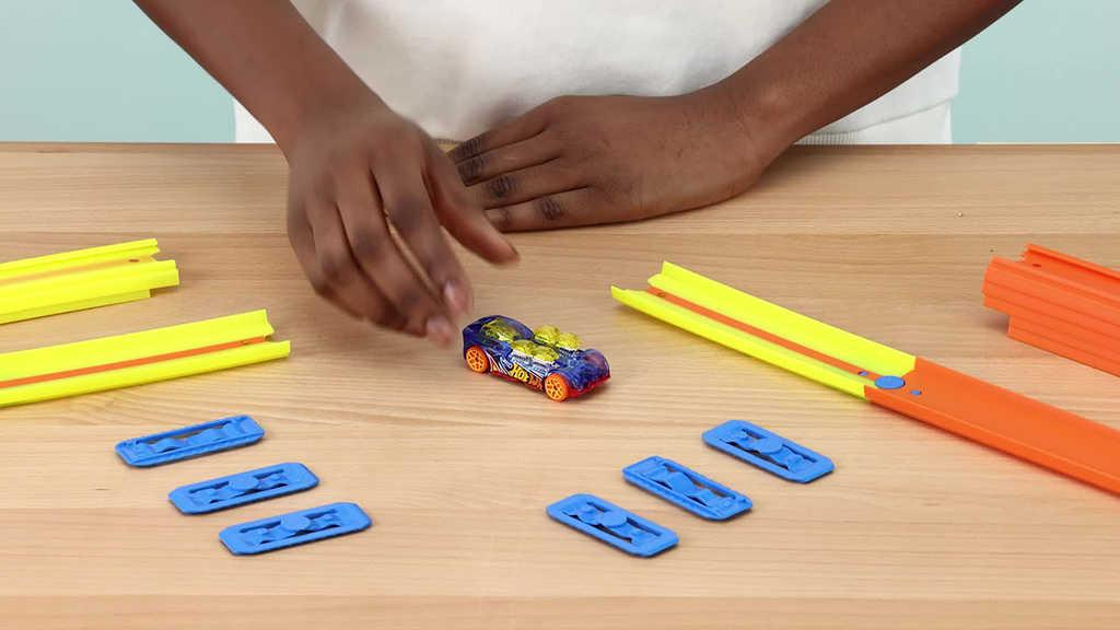 MATTEL HOT WHEELS Track Builder balení drah set 10ks s autíčkem