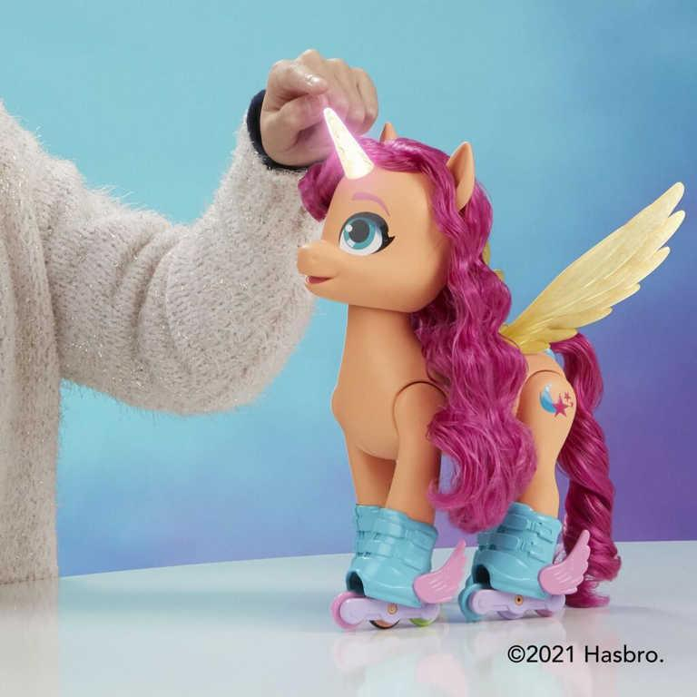 ds78925077_hasbro_my_little_pony_sunny_na_bruslich_zpiva_a_brusli_na_baterie_svetlo_zvuk_3