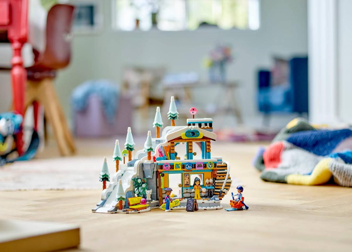 ds85172900_lego_friends_lyzarsky_resort_s_kavarnou_41756_stavebnice_4