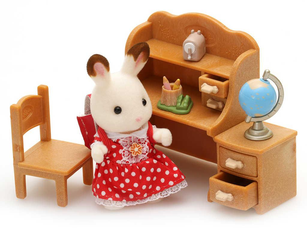 ds88318144_sylvanian_families_chocolate_sestra_u_psaciho_stolu_herni_set_s_doplnky_1