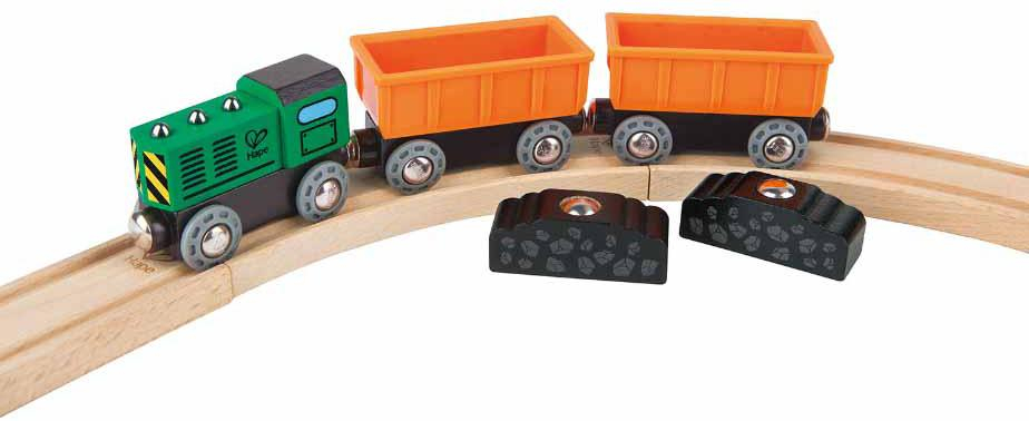 ds93092444_hape_drevo_vlacek_diesel_nakladni_set_masinka_2_vagonky_s_nakladem_2