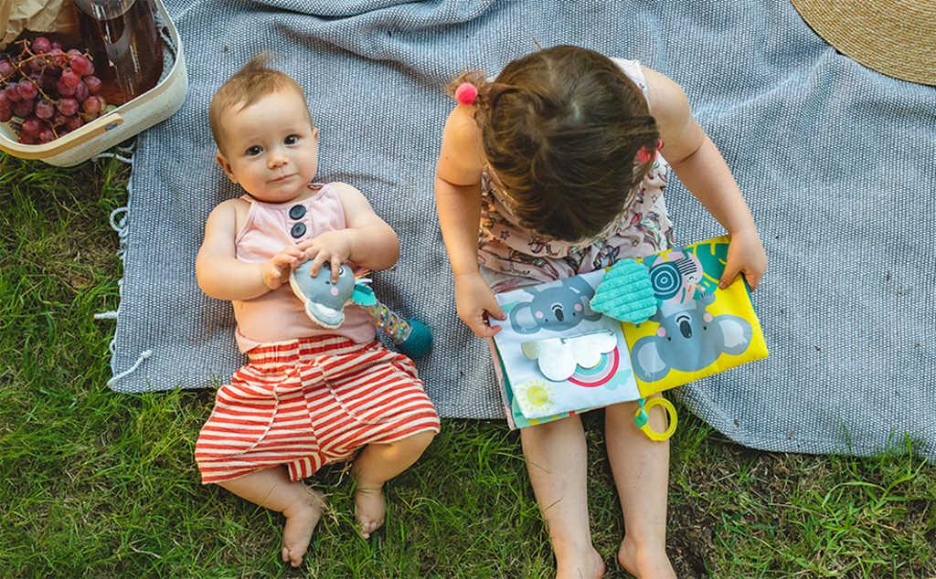 TAF TOYS Baby knížka textilní s aktivitami Kde je Joey? pro miminko